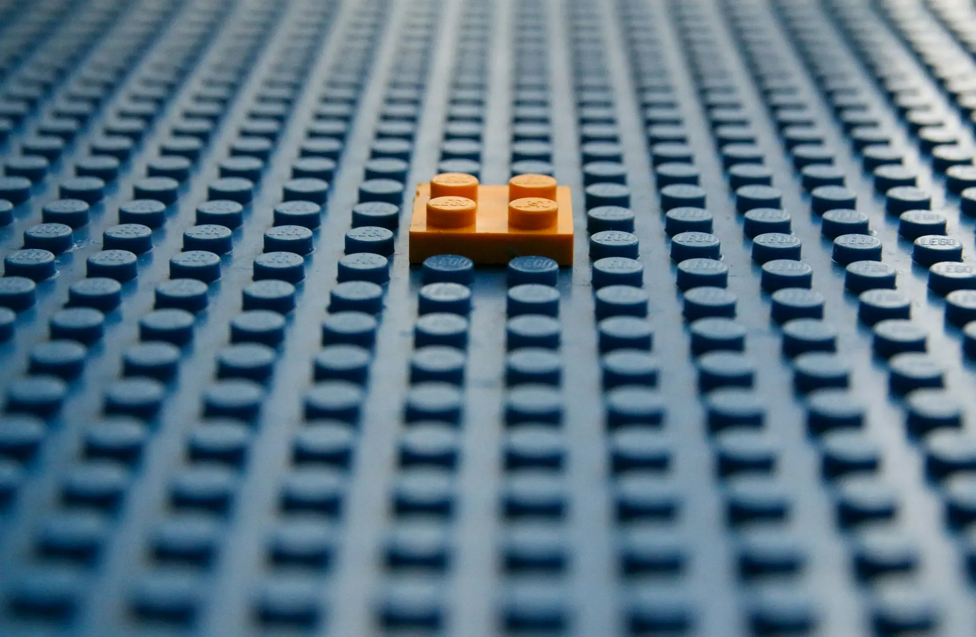 bloques de plástico azules y amarillos